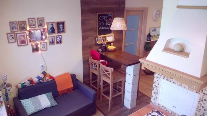 Отдельно стоящая барная стойка в квартире-студии. Высота 120 см