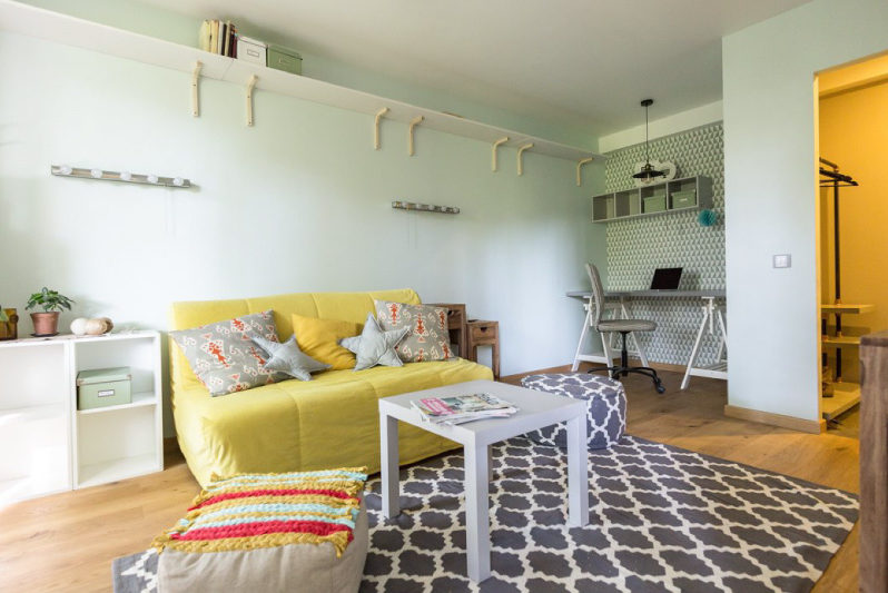 Деревянные плинтусы в гостиной в хрущевке