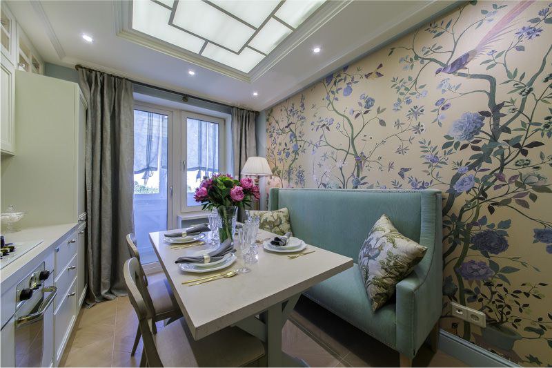 Плинтус для пола в цвет стен в интерьере кухни