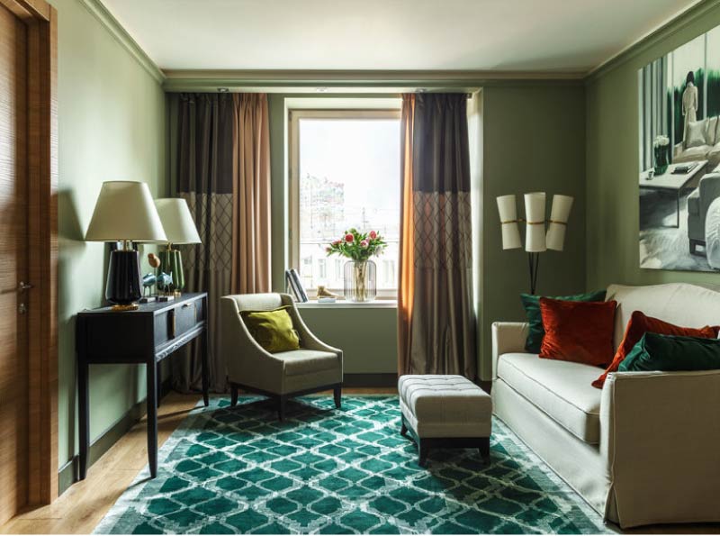 Плинтусы на тон темнее стен