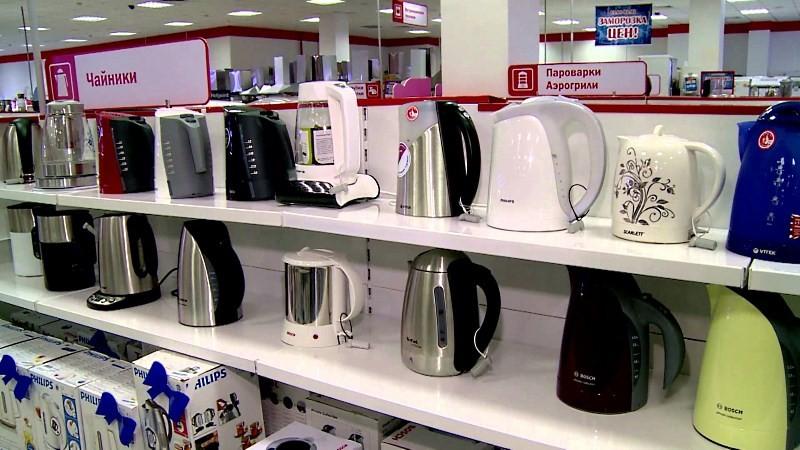чайники на полке в магазине