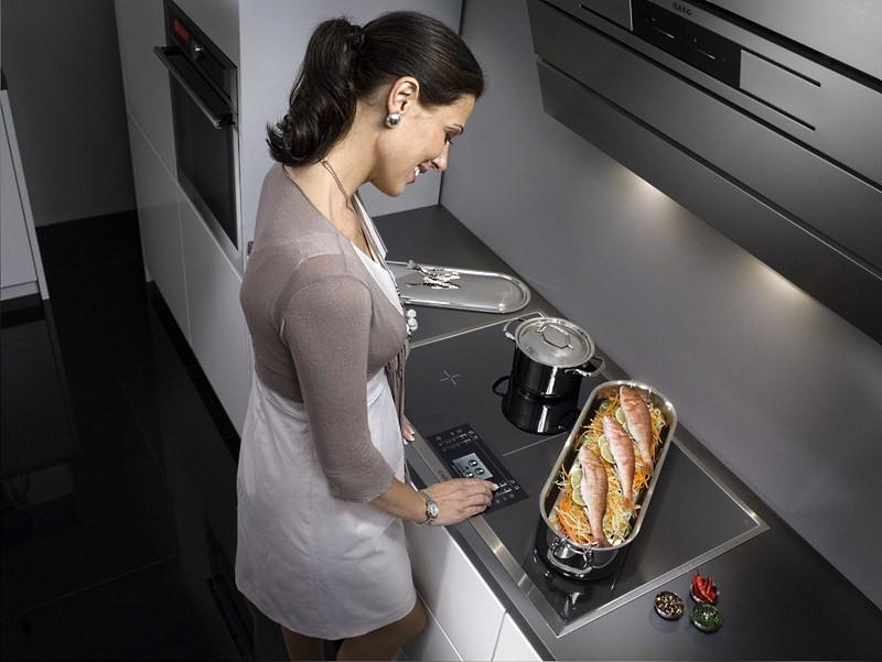 девушка изучает функции стеклокерамической плиты