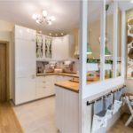 Комбинация плитки и ламината на кухне