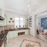 Ковровая укладка плитки на полу кухни