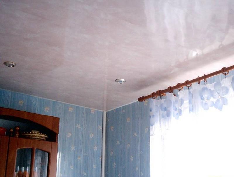 Потолок на кухне из пластиковых панелей
