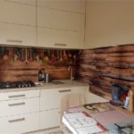 Пример пластикового фартука в интерьере кухни