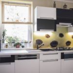 Пример пластикового фартука в интерьере кухни