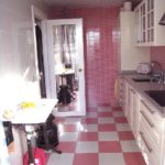 Розовая плитка на кухне