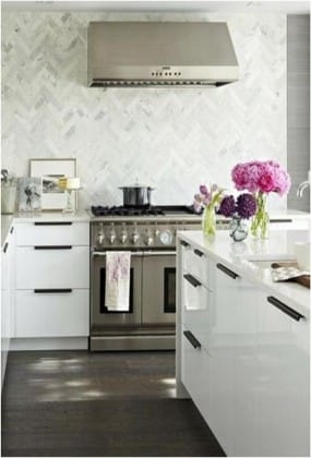 фартук из камня на кухне