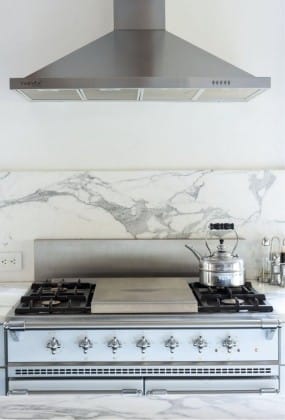 фартук из камня на кухне