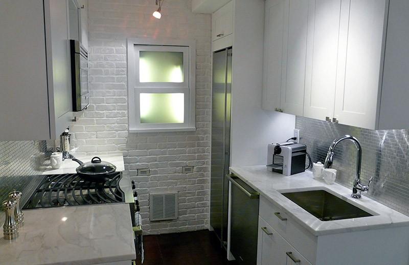 Узкий холодильник в дальнем углу в нише из МДФ Узкий холодильник в нише из МДФ