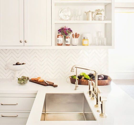 кладка зигзаг в оформлении фартука на кухне