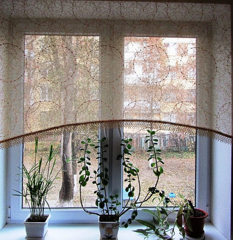 короткая тюль на кухне
