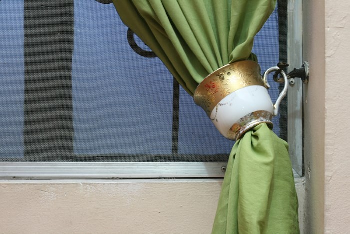 Зажим для штор из фарфоровой чашки Зажим для штор из фарфоровой чашки